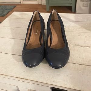 Navy pumps